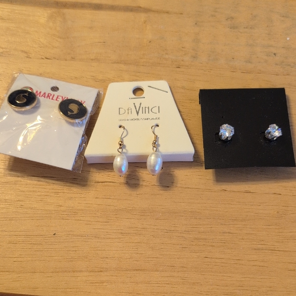 DaVinci Gold and White Pearl Earrings